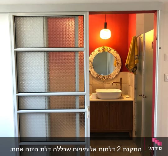דלת הזזה מאלומיניום עם זכוכית מחוספסת